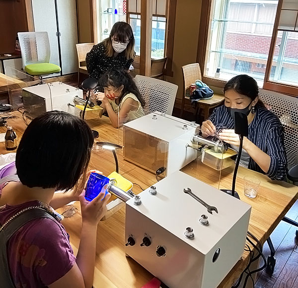 Production scene in the hands-on classroom